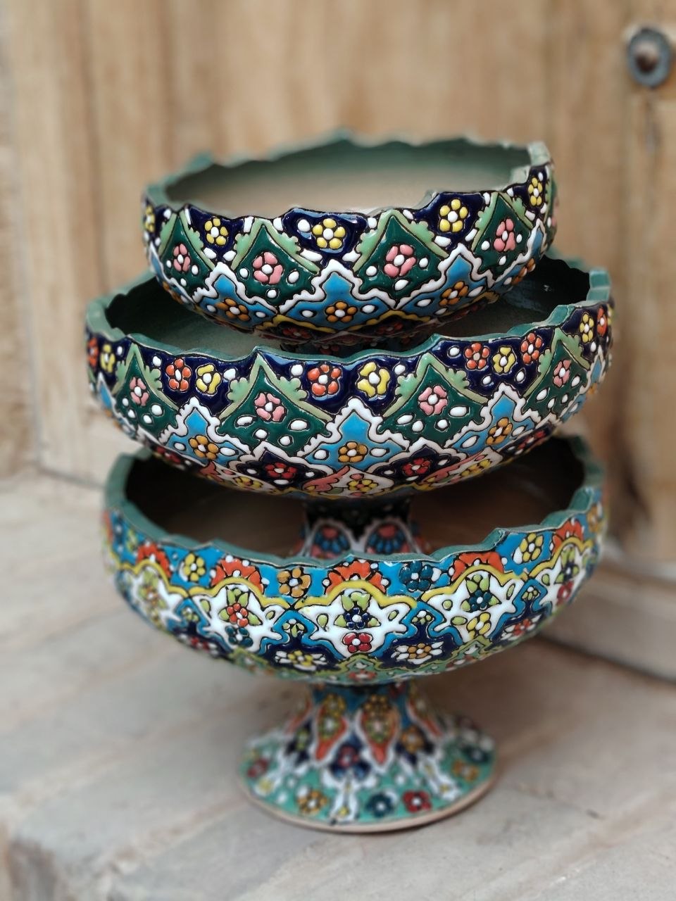 قندان سفالی میناکاری پایهدار (طرح گل ریز)