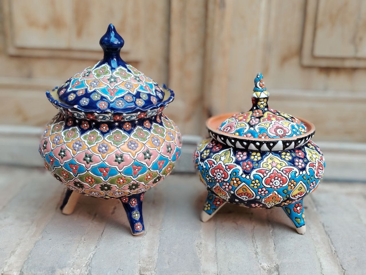 بشقاب تزئینی سفالی میناکاری طرح گل حاشیهدار (سایز بزرگ)